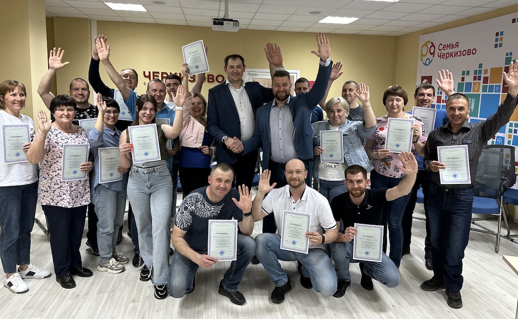 Вручение сертификатов от компании «Лин Консалт» о прохождении обучения по TPM сотрудникам компании Черкизово